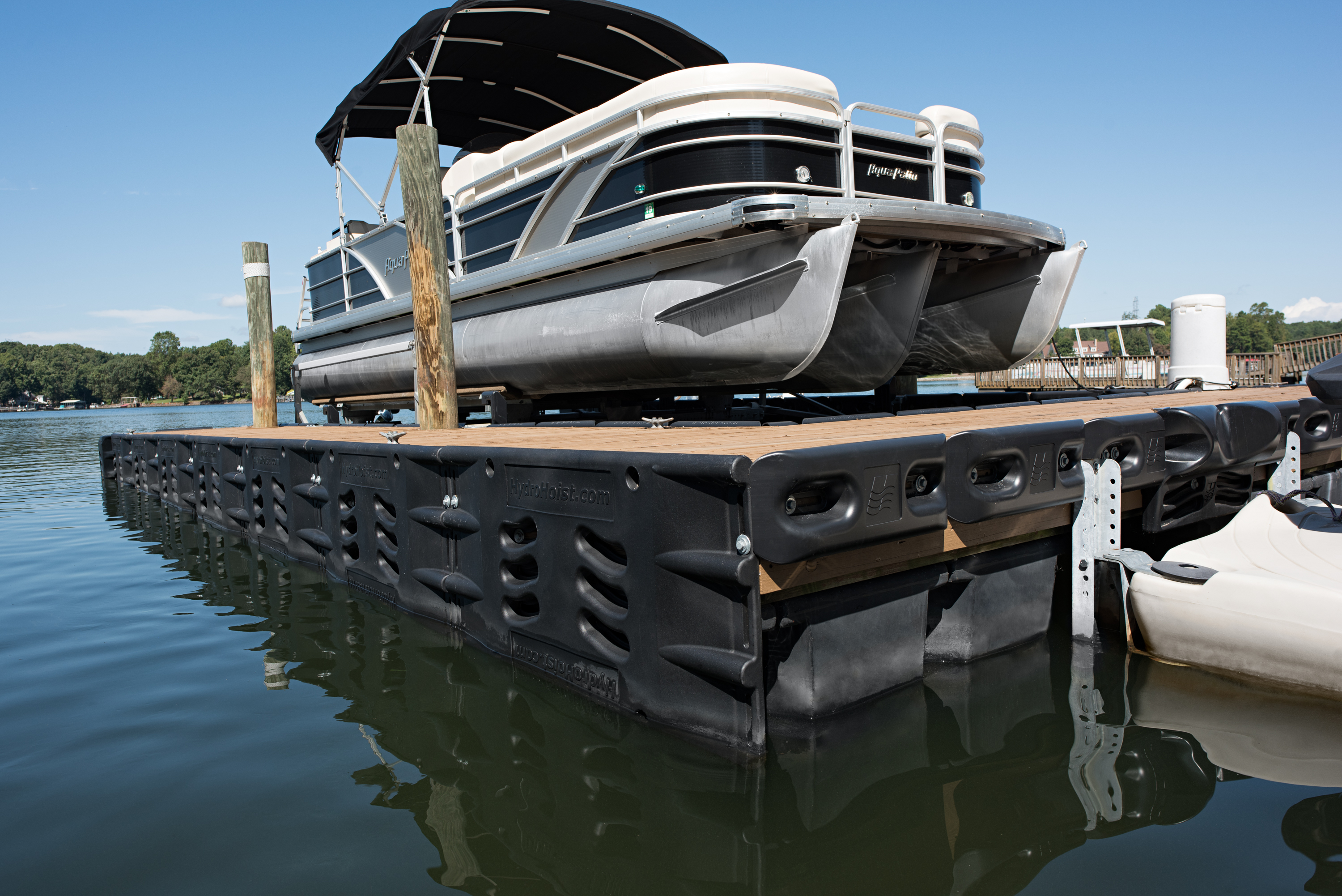 Boat lift for rough water